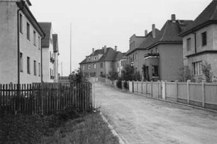 Straßenansicht : Blick durch eine Häusersiedlung in Thekla