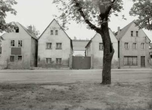 Radebeul, Altkötzschenbroda 23, 24, 25. Dorfanger, Nordseite. Wohnhäuser (1. H. 19. Jh.)
