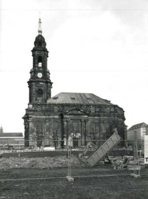 Dresden-Altstadt. Dr.-Külz-Ring, Schulgasse. Blick nach Norden zur Kreuzkirche mit Baustandort Haus der Kirche/Stadtsparkasse
