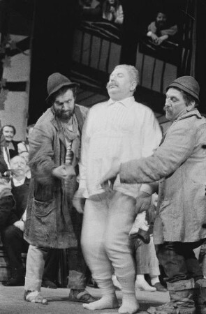 Szenenbilder aus der bayrischen Komödie "Astutuli" von Carl Orff. Mit Fred Düren als Gagler, Steffi Freund als Fundula, Carola Braunbock, Fritz Links, Georg Peter-Pilz u. a. Deutsches Theater Berlin, November 1958
