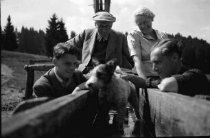 Poiana Brasov: Gruppe am Ziehbrunnen, mit Bobby