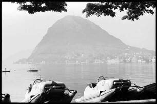 Lugano: vom Stadtpark aus, Luganer See mit Monte San Salvatore, Vordergrund Boote