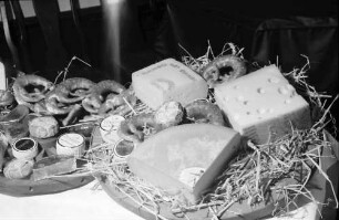 Freiburg: Kaufhaus; Empfang des italienischen Konsuls Mario Carfi zum Nationalfeiertag; Käse am Buffet