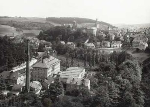 Schwarzenberg, Stadtansicht : Schwarzenberg. Teilansicht mit Fabrikkomplex gegen Schloß und Georgenkirche