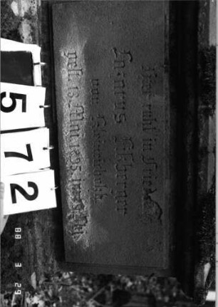 Grabstein 572 (Index: 99901712) Material: Sandstein und Marmorplatte Maße HxBxT: 215x58x26 cm Symbolik: Kanne Besonderheit: kulturhistorisch wertvoll / hist.-wiss. Gründe: Grabstein 572 (Nachholaufnahme 2)