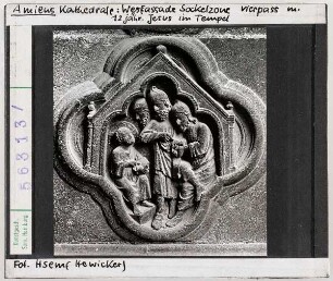 Amiens, Kathedrale: Westfassade, Sockelzone, Vierpass: Jesus im Tempel