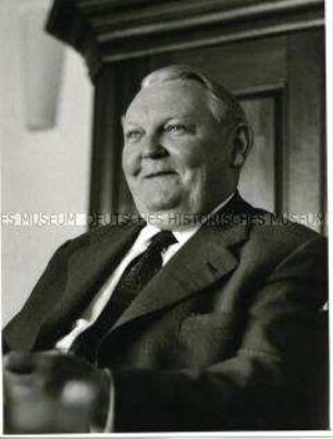 Ludwig Erhard in seinem Haus am Tegernsee