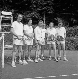 Tennis: Kreisturnier: Tennisplatz des Tennis- und Hockey-Clubs "Blau-Weiß" e.V.: Spielergruppe: hinten Sitz des Schiedrichters, Hecke, Bäume