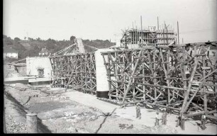 Aldingen, Lehrgerüst für die Wehrbrücke