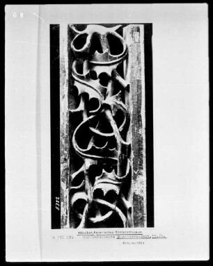 Ornament mit durchbrochenem Rankenwerk