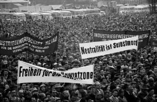 Berlin: Menschenmenge und Transparente