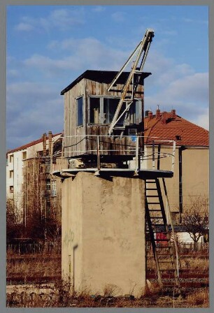 Alter Drehkran auf einem Sockel an einer Eisenbahnanlage, Leipzig