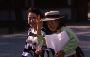 Zwei junge Frauen in Japan