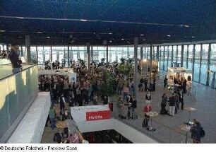 Tagungsteilnehmer im Foyer