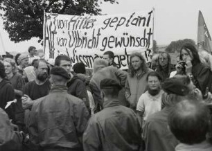 Offizieller Baubeginn für die Bundesautobahn 17 am 21.08.1998 am künftigen Autobahndreieck Dresden-West. Demonstranten kontra Autobahn und Polizisten unmittelbar gegenüber, Transparent "Von Hitler geplant, von Ulbricht gewünscht, von Wissmann gebaut" : Dresden. Offizieller Baubeginn für die Bundesautobahn 17 am 21.08.1998 am künftigen Autobahndreieck Dresden-West. Demonstranten kontra Autobahn und Polizisten unmittelbar gegenüber, Transparent "Von Hitler geplant, von Ulbricht gewünscht, von Wissmann gebaut"