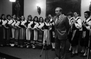 Freiburg: Kaufhaus, Bürgermeister Graf vor Folklore Gruppe