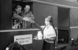 Haltingen: Bahnhof; eine Weinprobe aus Markgräflerhand, an den Wagenfenstern