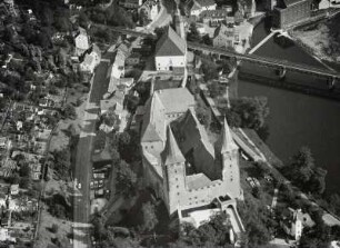 Rochlitz. Stadtansicht. Luftbild : Rochlitz. Schloss (12.-16. Jh.) und St. Petrikirche (E. 15. Jh.) am linken Ufer der Zwickauer Mulde gegen Eisenbahnbrücke und Wehr zum Mühlgraben (links: Zwickauer Straße) Luftbild-Schrägaufnahme von Südwesten