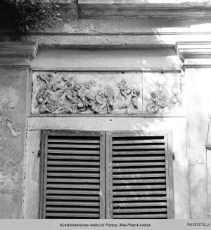 Terrakottafries mit antiken Szenen : Bacchanal mit Putti