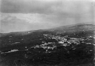 Tal : Blick über ein besiedeltes Tal. Im Hintergrund erhebt sich ein Berg