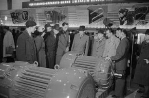 Ausstellungshalle VI, Präsentation von Elektromotoren des VEM Elektromaschinenbau Sachsenwerk