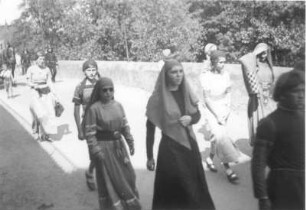 Abb. 16: Döbeln. Historischer Festumzug, Gruppe mit Edelfrauen : Fotoalbum zum 3. Heimatfest der Stadt Döbeln vom 8. bis 10. Juni 1935. Mit Stadtmotiven und historischem Festumzug