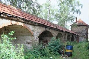 hintere Hofmauer am Waisenhaus mit Gewölbenischen; Eckturm