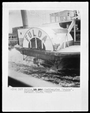 Raddampfer Fulda auf der Weser bei Polle (Kreis Hameln-Pyrmont)