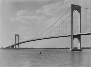 New York, Bronx-Whitestone Bridge über den East River