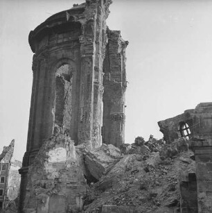 Dresden nach der Bombardierung vom 13./14. Februar 1945. Ruine der Frauenkirche