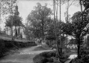 Dorfkirche Steinbach und Kirchvater-Haus : vorn: Mühlgraben der Ölmühle; Kirchenlinde von 1686