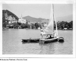 Ortsansicht mit Kirche über den Bleder See mit Segelboot