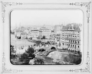 Dresden-Löbtau, Hochwasser 1897 : Dresden-Löbtau. Brücke über die Weißeritz mit verblocktem Holz und Baumstämmen bei Hochwasser. Blick vom Drei-Kaiser-Hof, 1897
