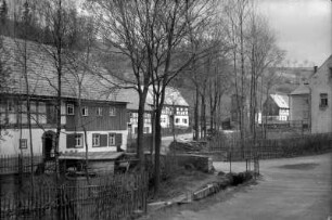 alte Schule (Tischlerei Dost) : Graben der Ölmühle im Vordergrund, Bildmitte: Spritzenhaus mit Steigerturm