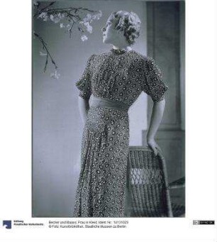 Frau in Kleid