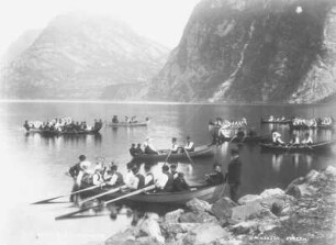 Ruderboote auf dem Hardangerfjord : Norwegen. Ruderboote auf dem Hardangerfjord