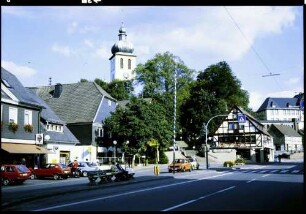 Lennestadt-Elspe: Ortsbild mit Kirche