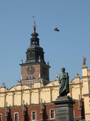 Rathausturm, Tuchhallen, Denkmal für Adam Mickiewicz von 1898