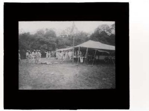 [Fotografia de uma tenda de hospital durante um exercício militar]