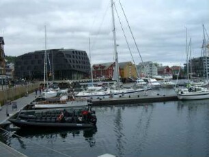 Tromsö: Hafen mit Wohn- und Geschäftsbebauung