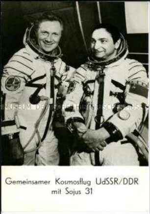 Waleri Bykowski und Sigmund Jähn mit Trainingskapsel