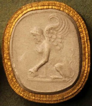 Sitzende griechische Sphinx, in den Klauen einen Schädel (Daktyliothek, Erstes Mythologisches Tausend)