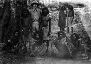 Gruppenbild mit Egon von Eickstedt (Deutsche Indien-Expedition 1926/1929 - 5. Südindien)