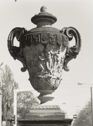 Dresden-Altstadt. Großer Garten (1683, J. F. Karcher; 1873-1895, K. F. Bouché). Nordwestliche Henkelvase (um 1750) an der Querallee, Eingang Stübelallee