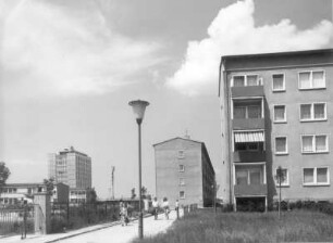 Riesa-Weida, Plauener Straße. Blick gegen ein Wohnhochhaus und Wohnblocks