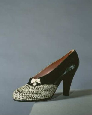 Schwarze Lackpumps mit kleiner Schleife und aufgelegtem weißen Ripsgitter (Archivtitel)