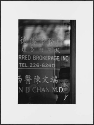 Mann hinter dem Schaufenster eines Aktienhandels, New York