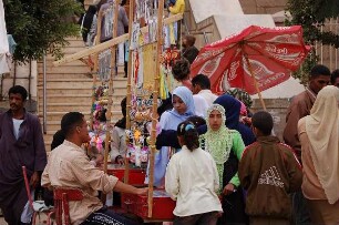 Luxor - Basarstand : Basarstand im Altstadtviertel von Luxor, Einheimische, aufgenommen 2006