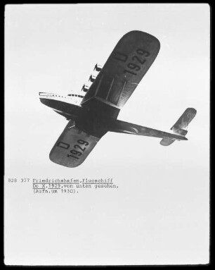 Das Flugschiff Do X, 1929, bei Friedrichshafen (von unten gesehen)