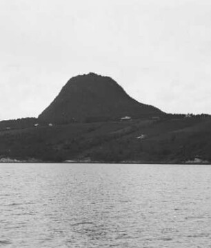 Fjord : Markante Felsformation am Rand eines Fjords.